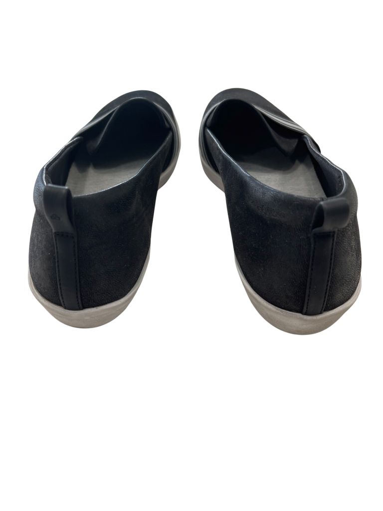 Cloudsteppers by Clarks Black/White Stripe Flat