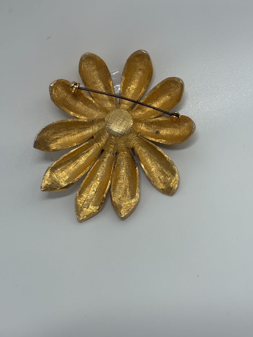 Richelieu Gold-Tone Vintage Faux Pearl 1960s Flower Brooch Pin