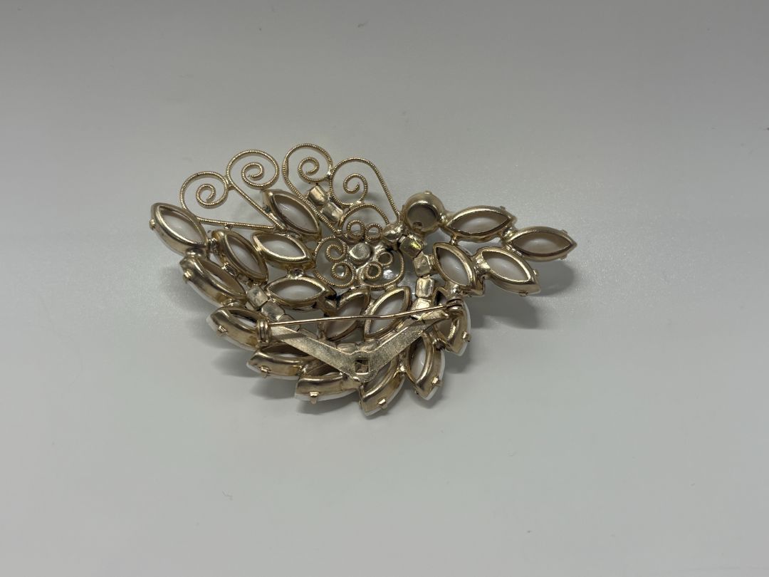 Gold-Tone Vintage 1960 Filigree Cabochon Mid Century Brooch Pin