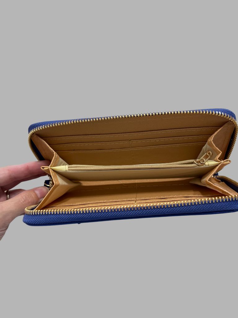Magnifique Blue Zip Around Wallet