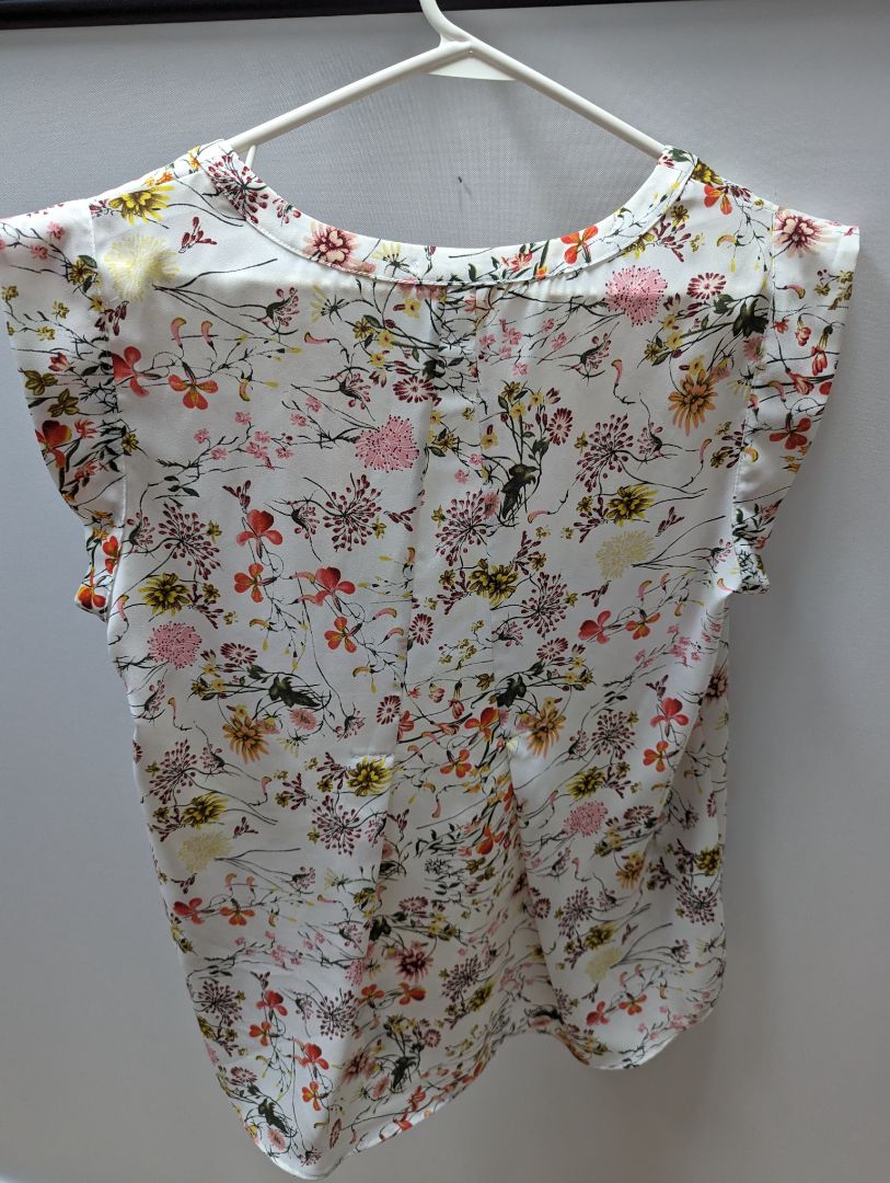 Pleione Ivory Multicolor Floral Sleeveless Blouse