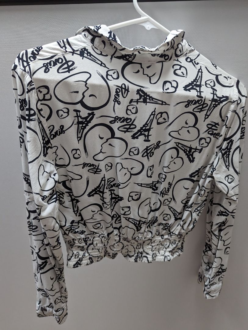 Milk & Honey White and Black 'Paris' Face Crop Long Sleeve Shirt