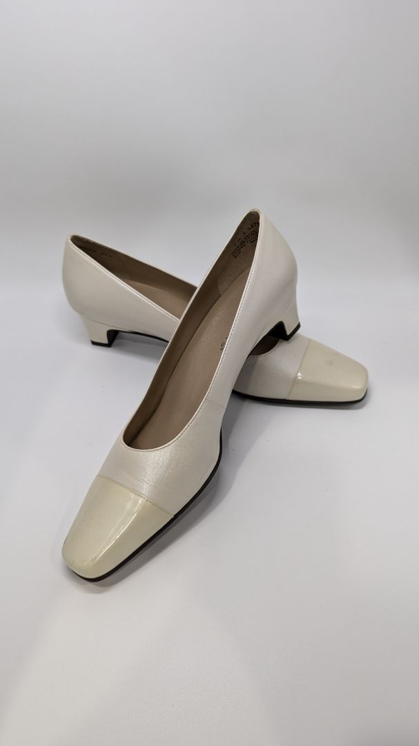 Trotters Cream "Spruce" Leather Kitten Heels