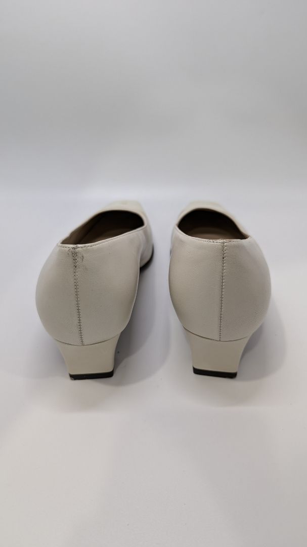 Trotters Cream "Spruce" Leather Kitten Heels