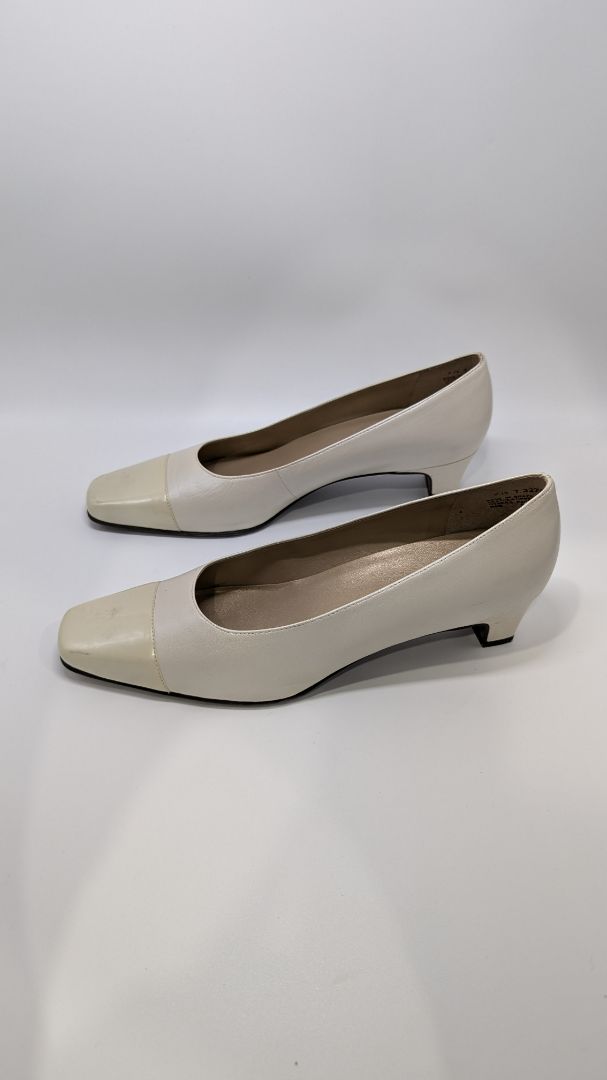 Trotters Cream "Spruce" Leather Kitten Heels