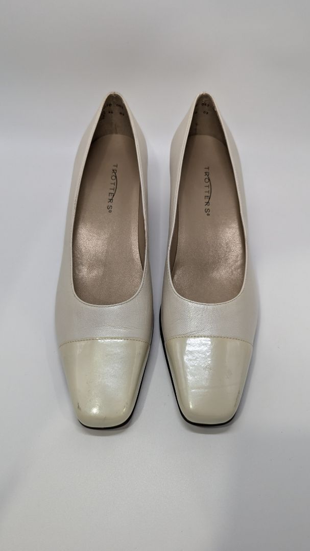 Trotters Cream "Spruce" Leather Kitten Heels