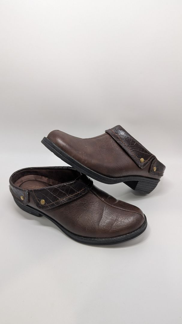 easy street Comfort Wave Brown Leather Clogs