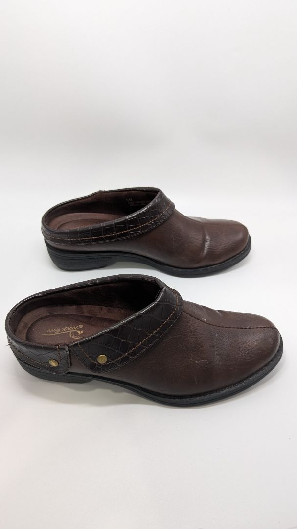 easy street Comfort Wave Brown Leather Clogs