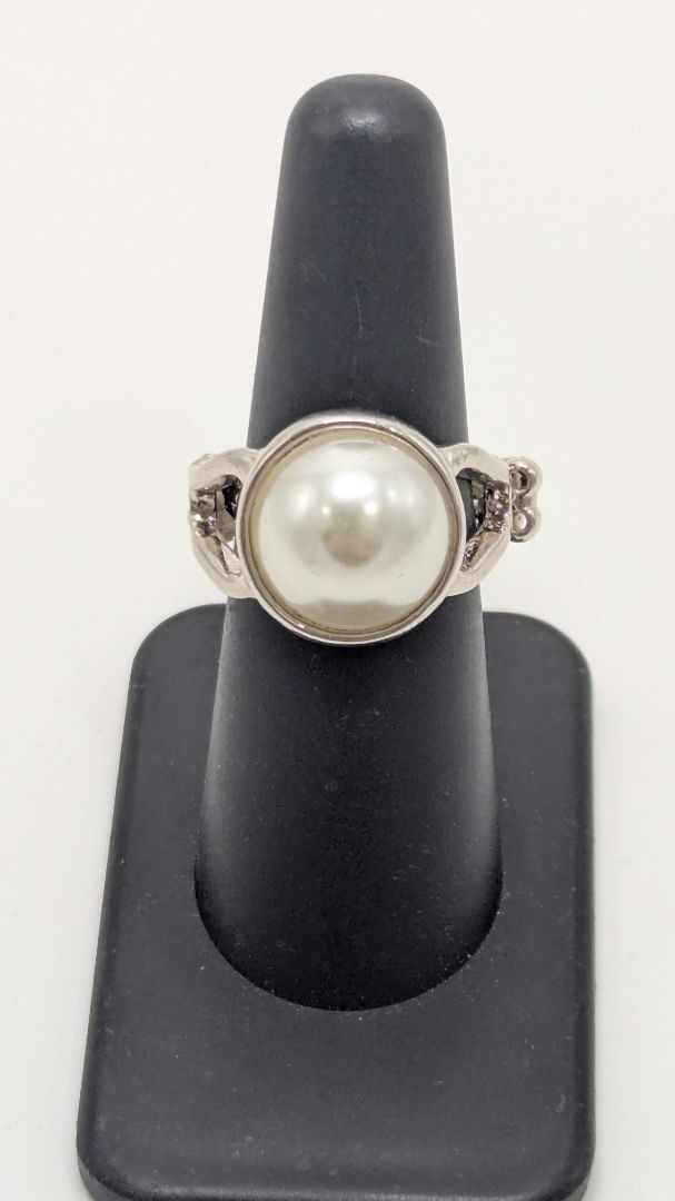 Paparazzi Silver Large Faux-Pearl Elastic-Back Ring