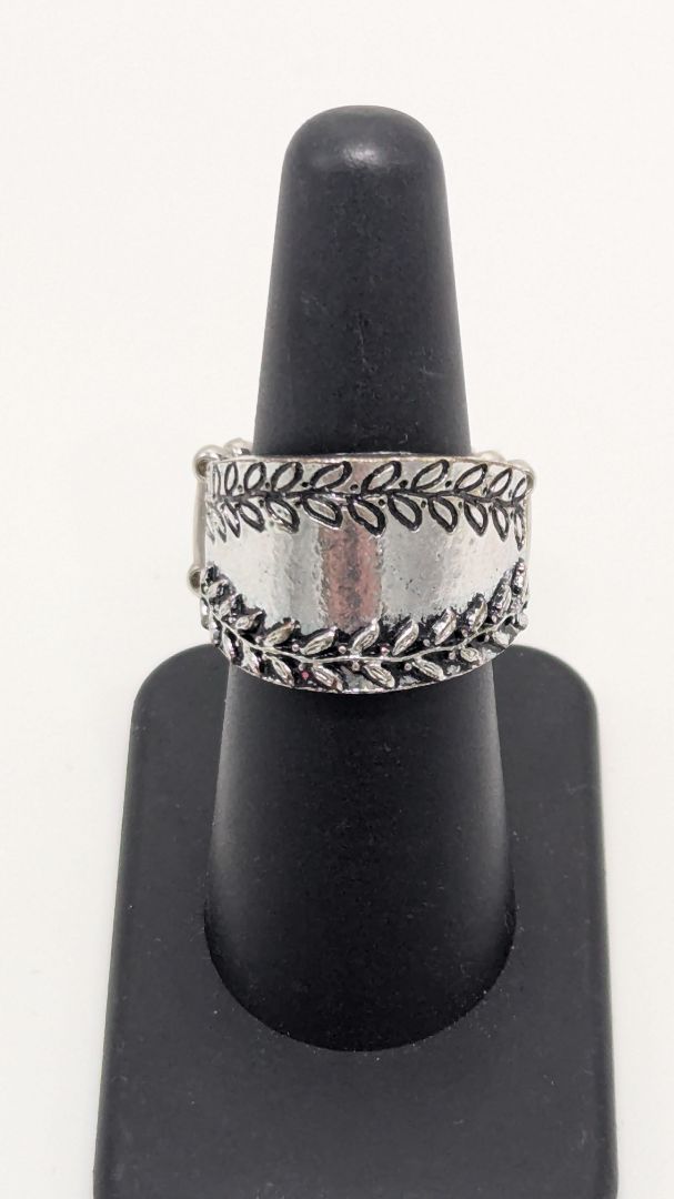Paparazzi Silver Leaf Engraved Thick Elastic-Back Ring