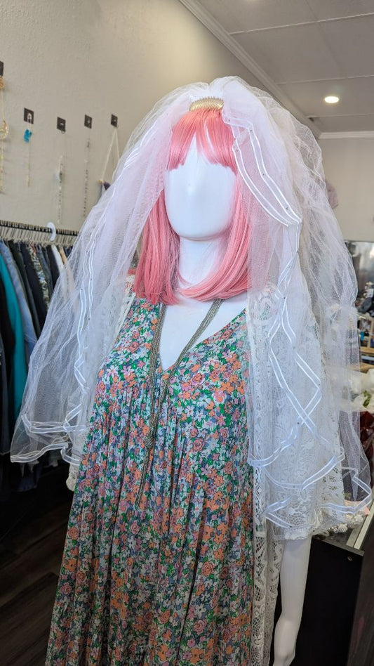 Vintage White Mesh Shoulder-Length Bridal Veil with Hair Clip