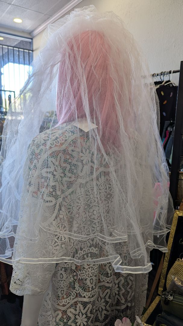 Vintage White Mesh Shoulder-Length Bridal Veil with Hair Clip