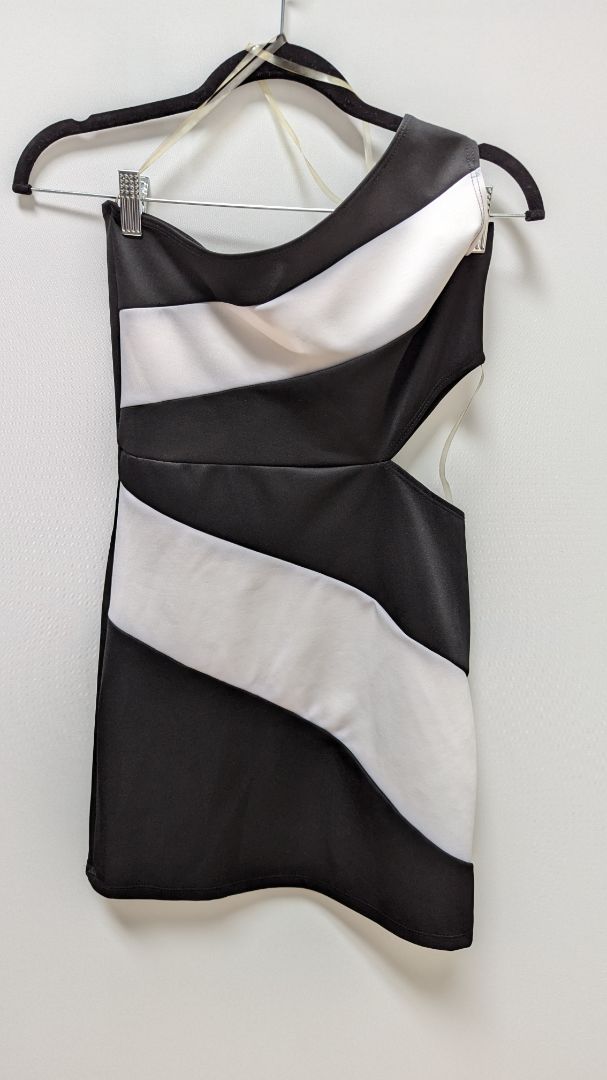 Body Central Black/White One-Shoulder Colorblock Dress