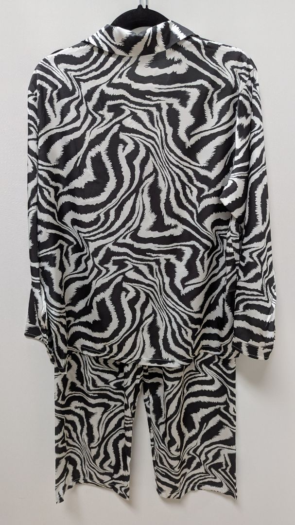 WearLegend Black/White Zebra Striped Button-Down Blouse & Pants Set