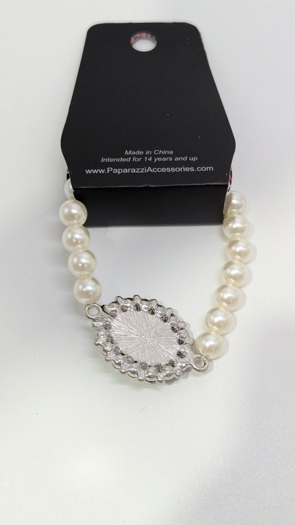 Paparazzi White/Black Faux-Pearl Medallion Bracelet