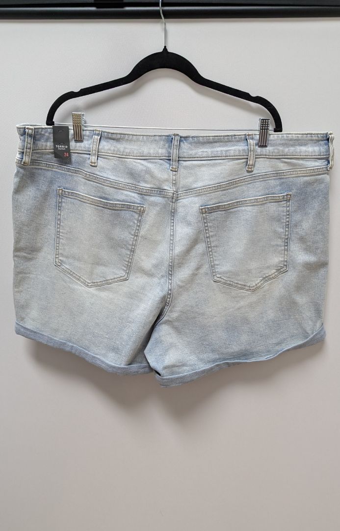 Torrid Light Wash Perfect Wave High-Rise Perfect 5" Denim Shorts
