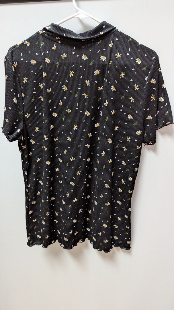 Lovely Bubbly Black Daisy Floral Ribbed Blouse