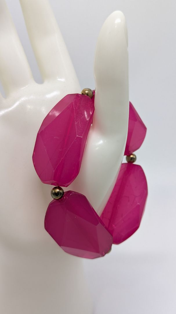 Magenta Large Faceted Abstract Beaded Elastic Bracelet