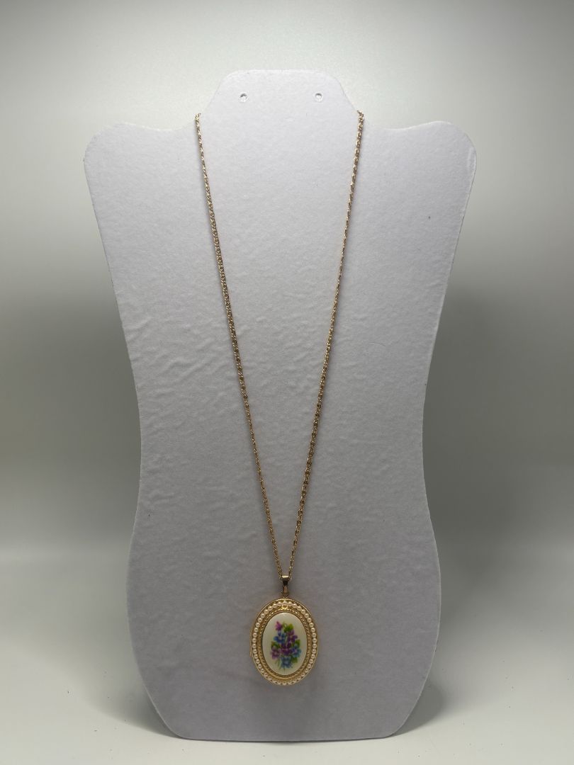 Avon Gold/White 1973 Vintage "Sweet Violets" Photo Locket Necklace+