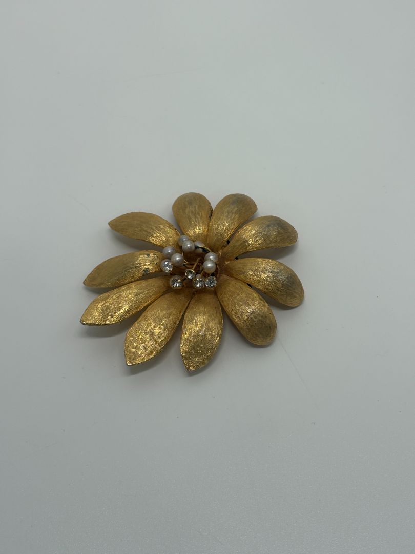 Richelieu Gold-Tone Vintage Faux Pearl 1960s Flower Brooch Pin