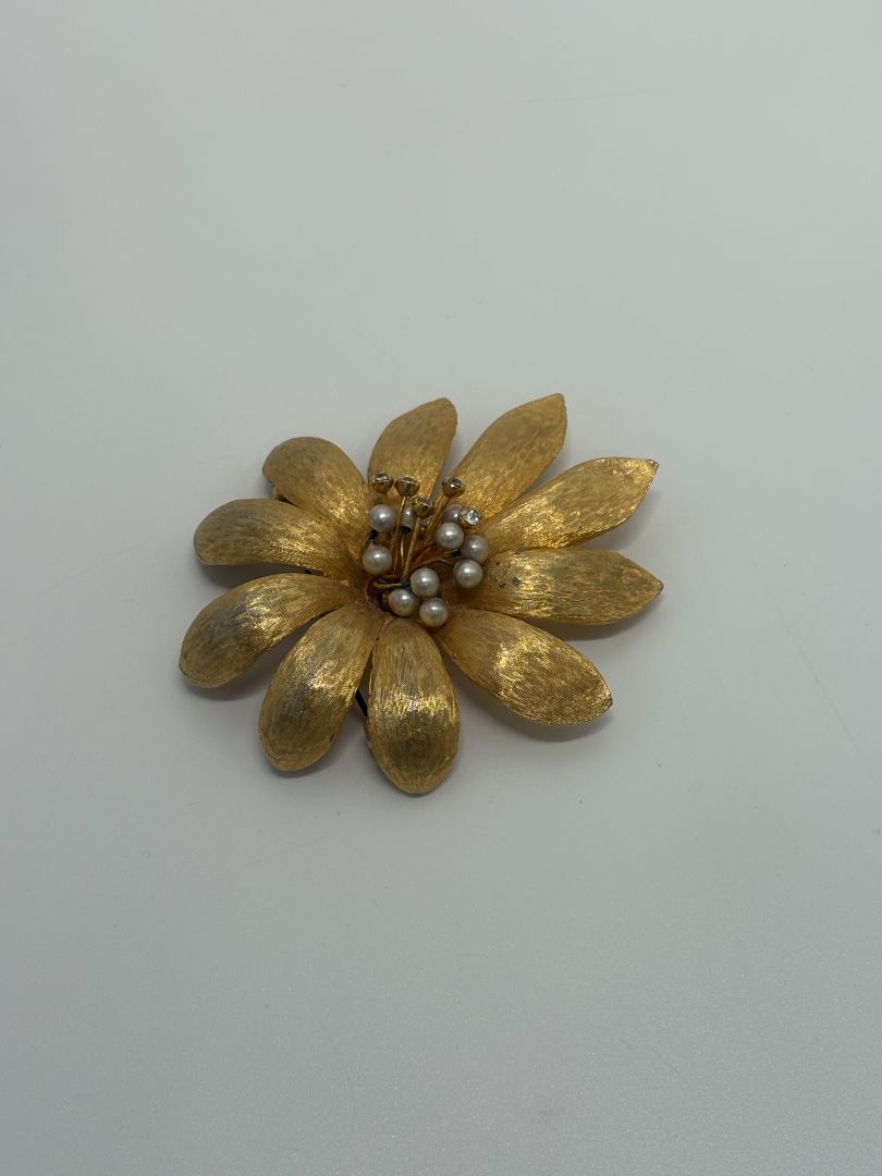 Richelieu Gold-Tone Vintage Faux Pearl 1960s Flower Brooch Pin