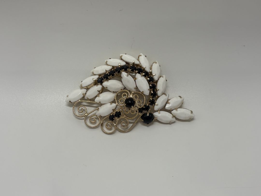 Gold-Tone Vintage 1960 Filigree Cabochon Mid Century Brooch Pin
