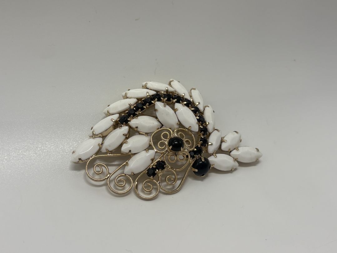 Gold-Tone Vintage 1960 Filigree Cabochon Mid Century Brooch Pin