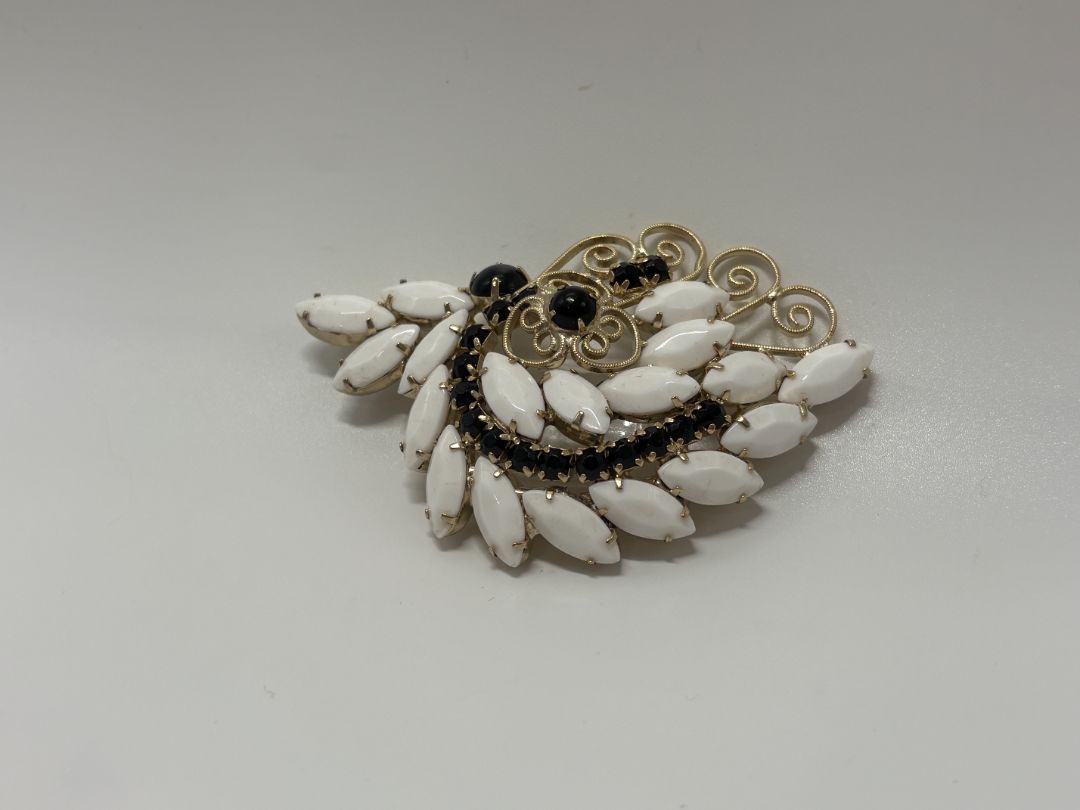 Gold-Tone Vintage 1960 Filigree Cabochon Mid Century Brooch Pin