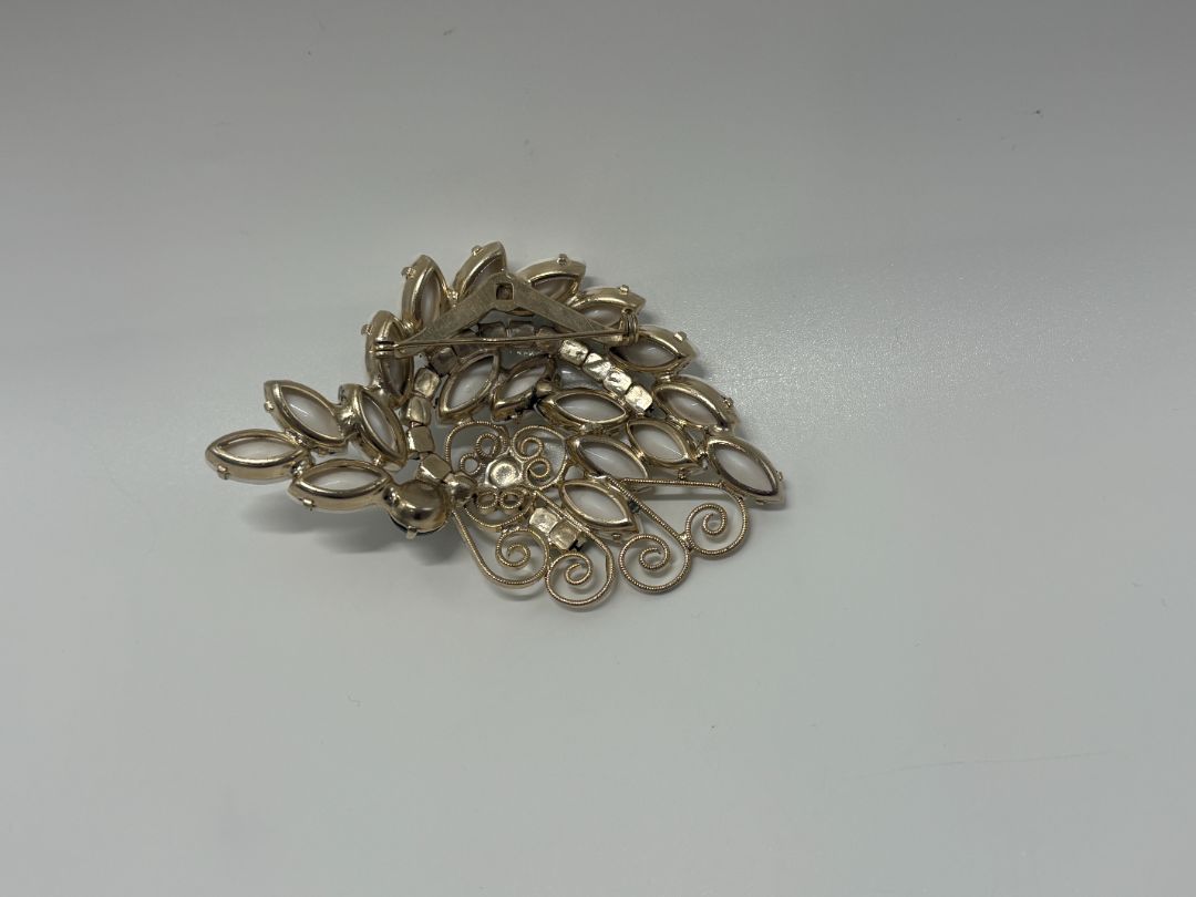 Gold-Tone Vintage 1960 Filigree Cabochon Mid Century Brooch Pin
