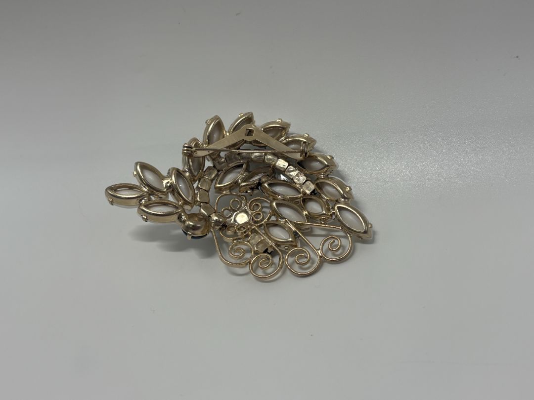 Gold-Tone Vintage 1960 Filigree Cabochon Mid Century Brooch Pin