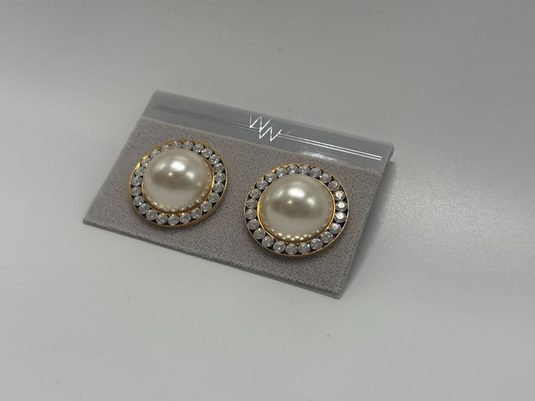 WW Vintage Gold Tone Faux Pearl Cabochon Clip On Earrings