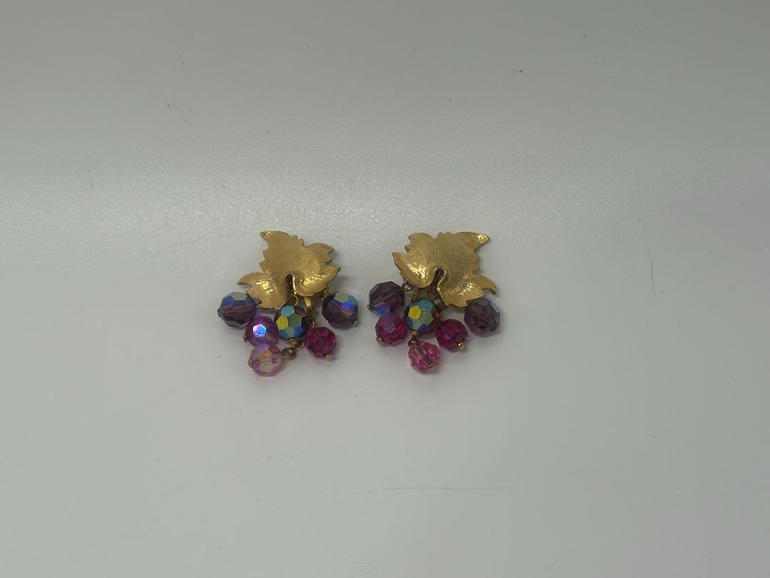 Trifari Signed Vintage 1950s Gold/Purple Grape Cluster Clip On Earrings