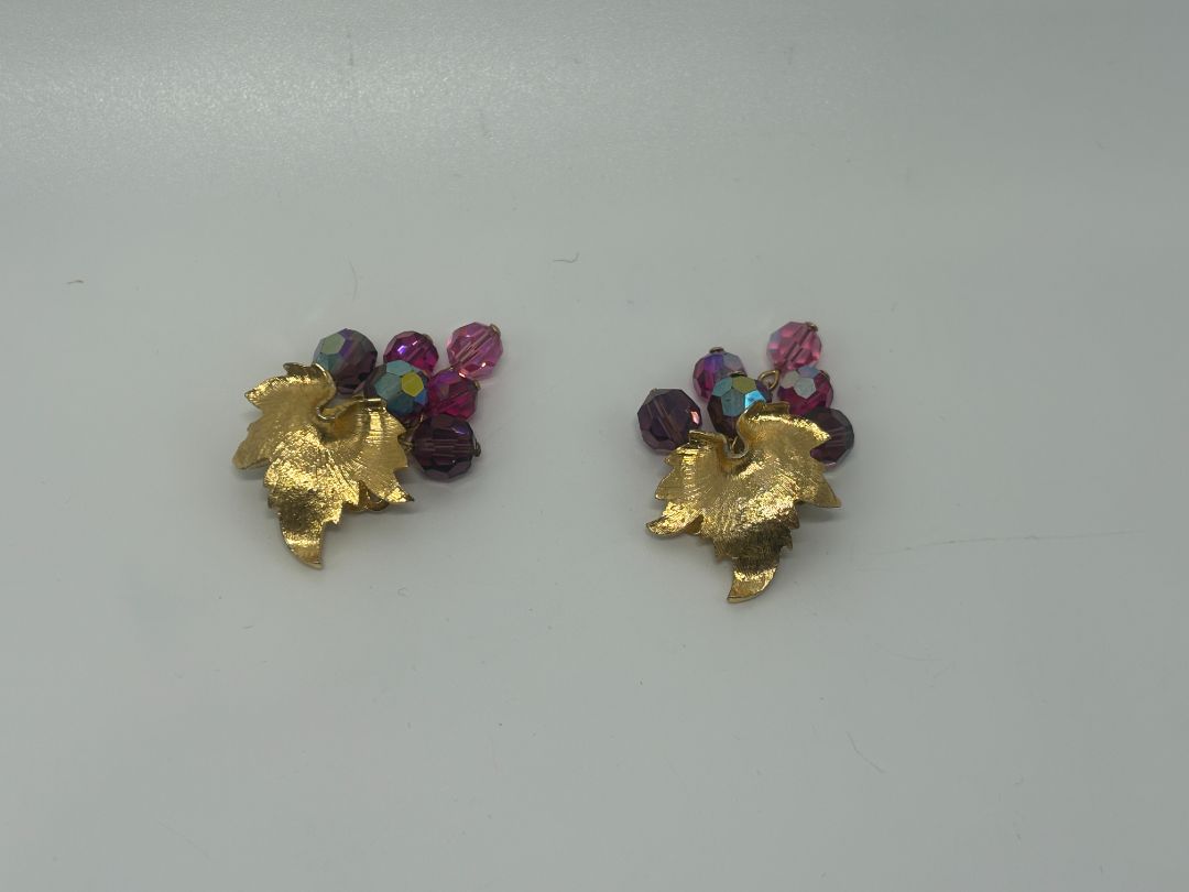 Trifari Signed Vintage 1950s Gold/Purple Grape Cluster Clip On Earrings