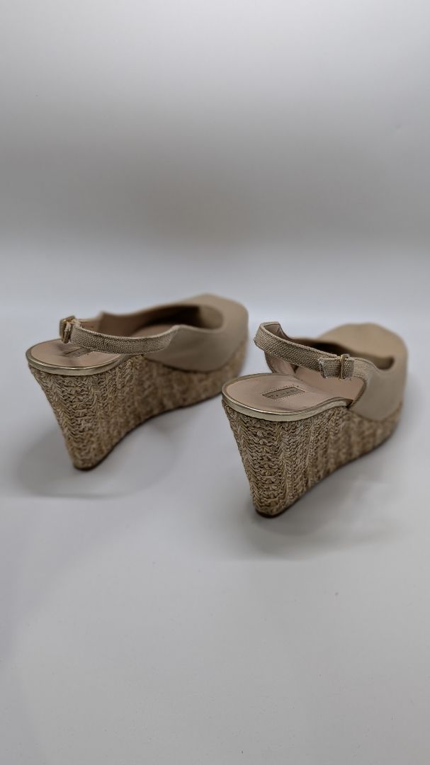 Tahari Cream/Gold Metallic "Taylor" Wedges