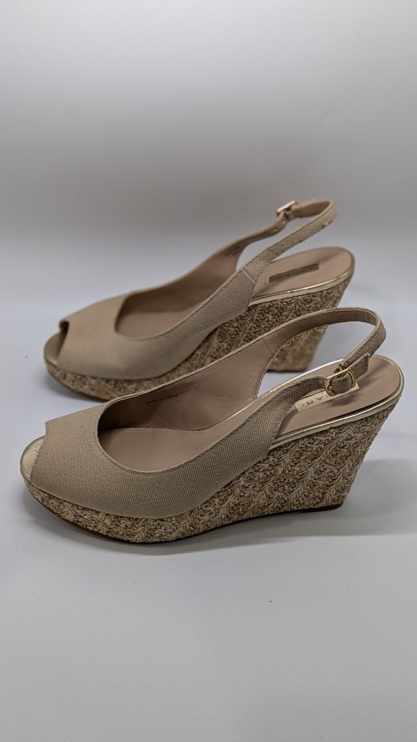 Tahari Cream/Gold Metallic "Taylor" Wedges