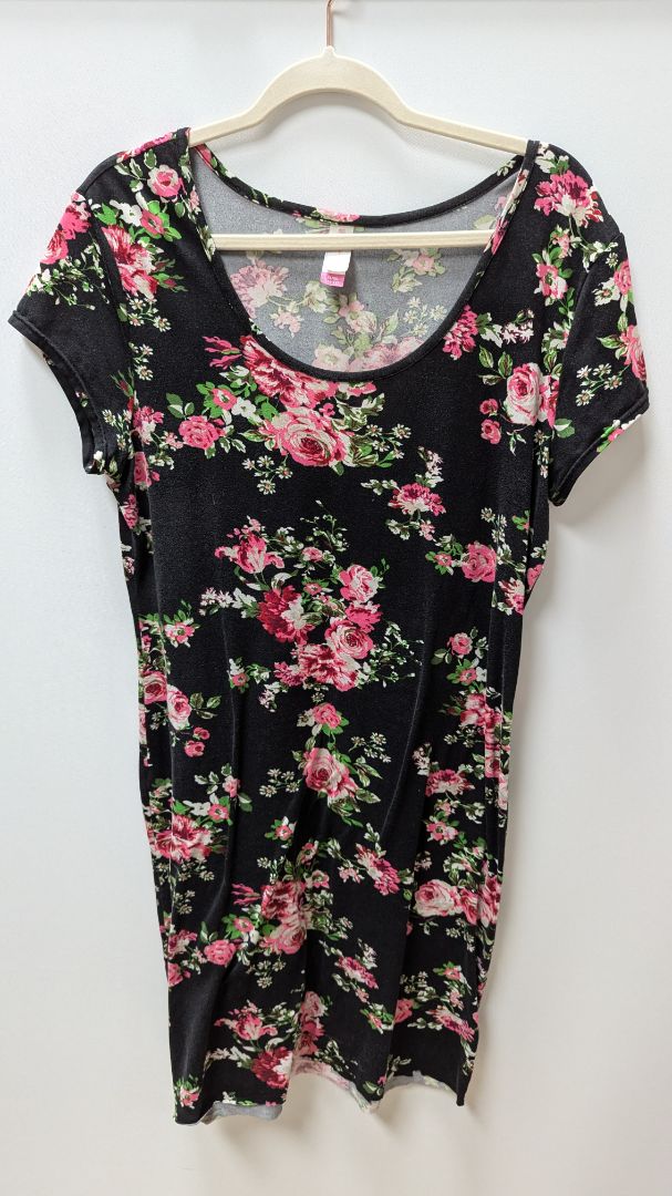 no boundaries black floral dress No Boundaries black floral dress size M (7-9) Cross Strap Back with Curved Hem