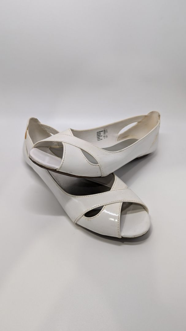 American Eagle White Faux Leather Open Toe Flats