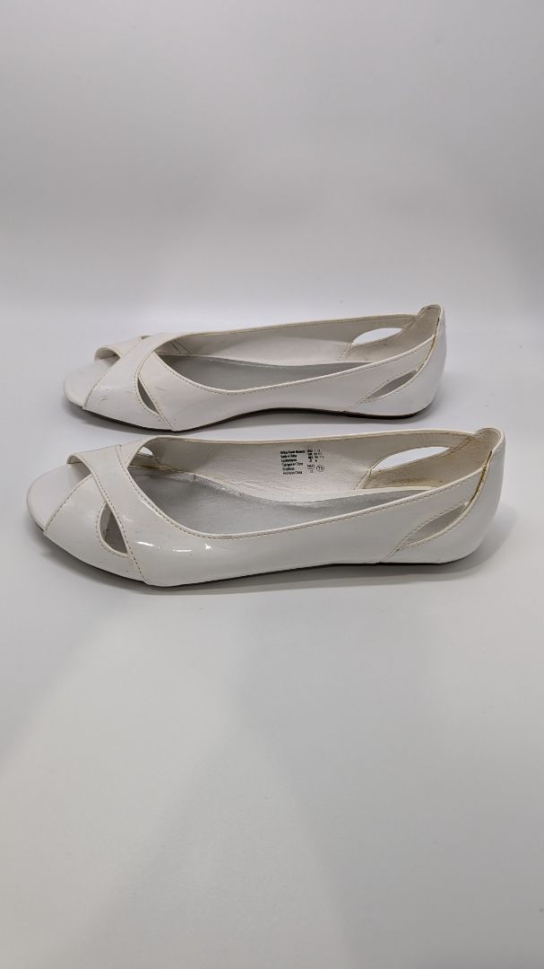 American Eagle White Faux Leather Open Toe Flats