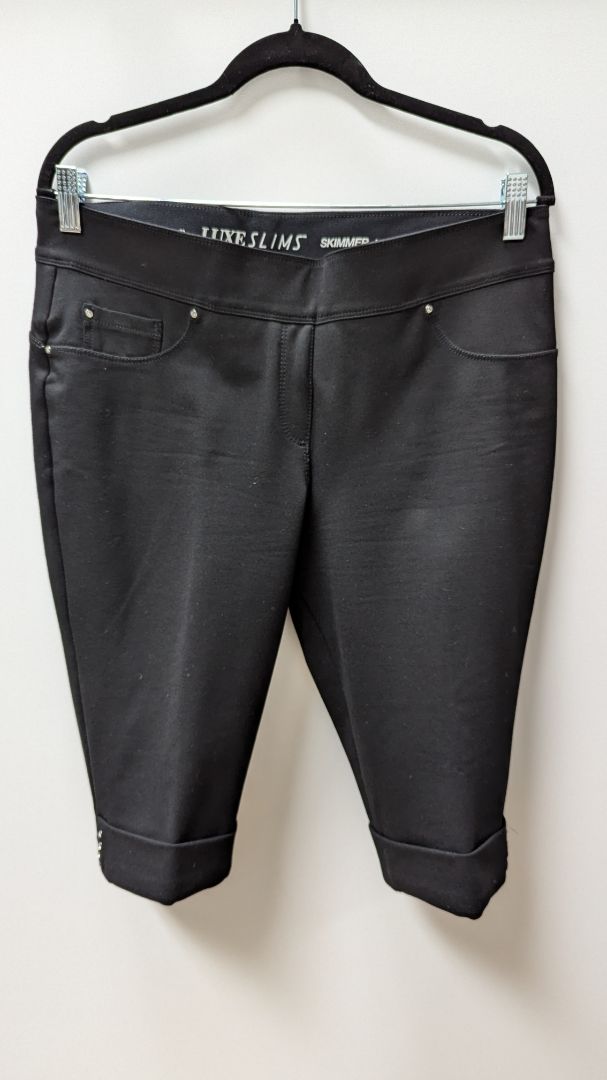 Luxe Slims Skimmer Aux Genoux Black Pull-On Shorts