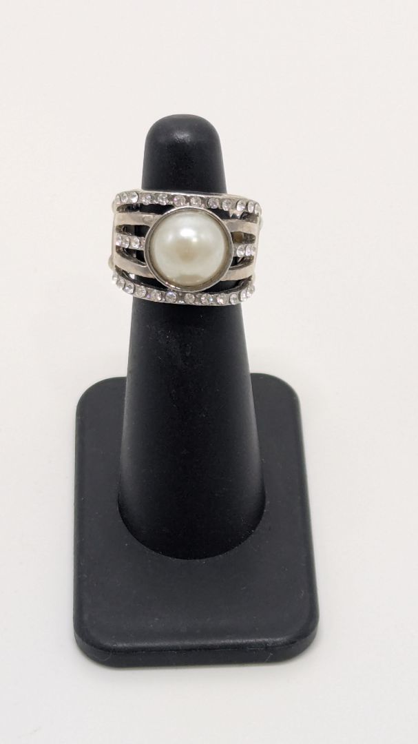 Paparazzi Silver/Faux-Pearl/Gemstone Elastic-Back Ring