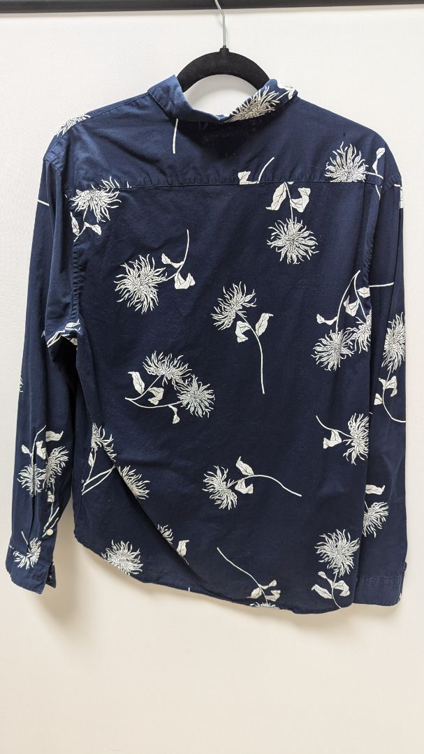 H&M Navy/White Floral "Regular Fit" Button-Down Blouse Recycled Threads H&M Navy/White Floral "Regular Fit" Button-Down Blouse Recycled Threads