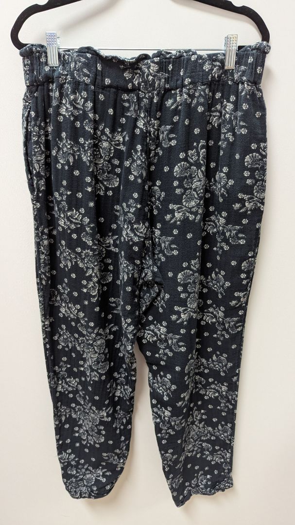 SO Navy/White Floral Casual Pants
