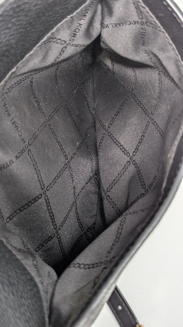 Michael Kors Black Jet Set Charm Crossbody Purse