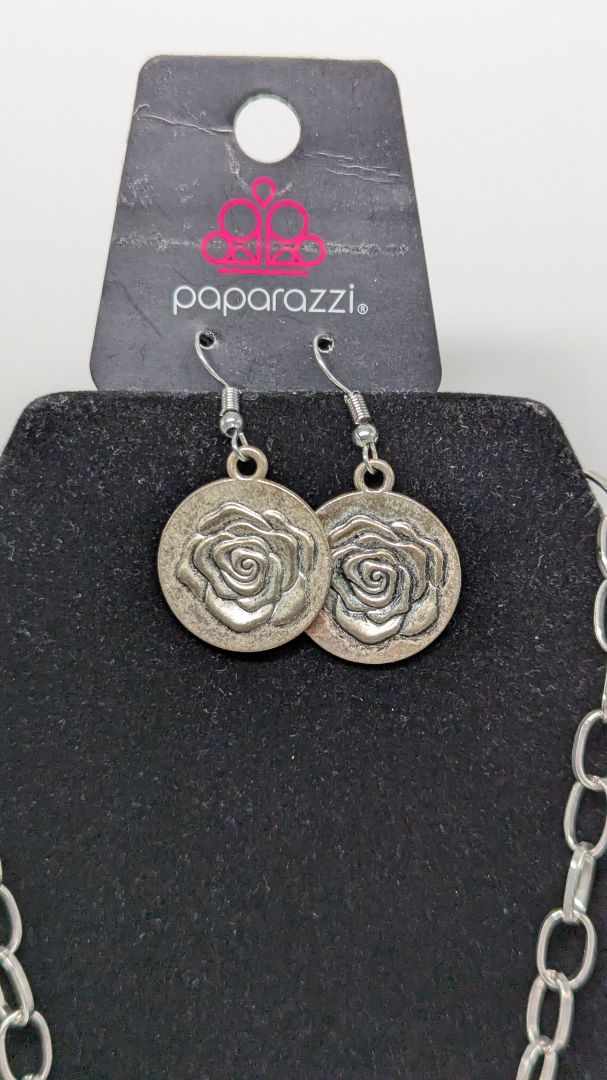Paparazzi Silver Rose Medallion Necklace Set