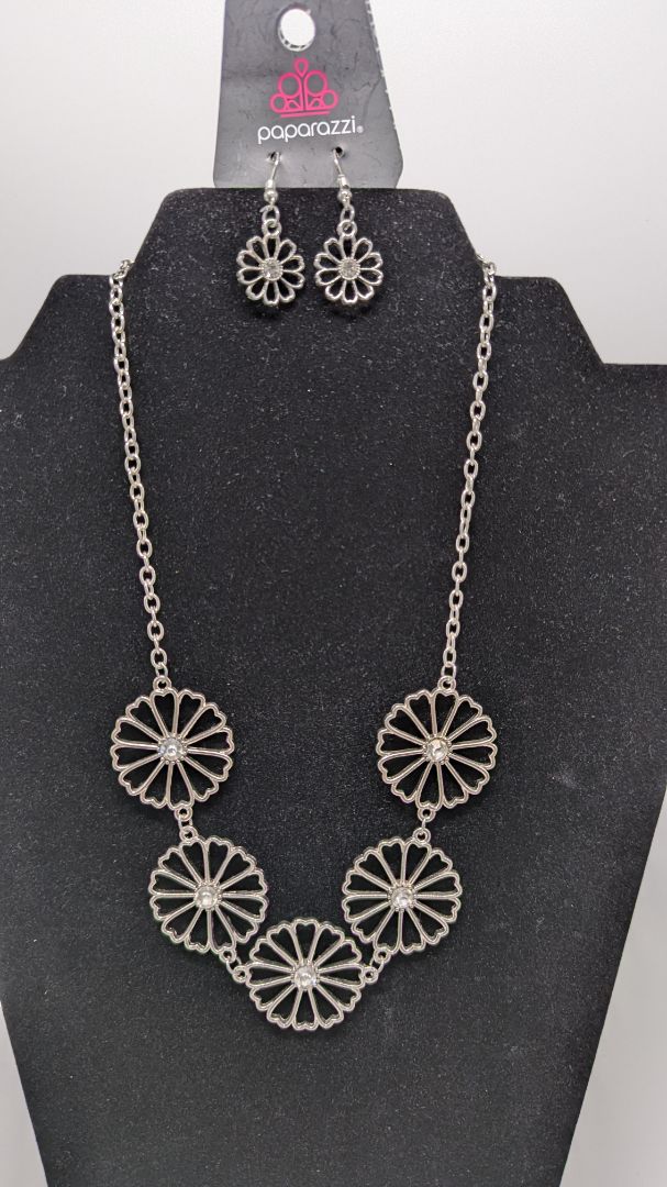 Paparazzi Silver Faux-Gemstone Flower Necklace Set