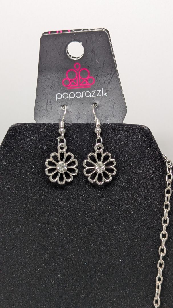 Paparazzi Silver Faux-Gemstone Flower Necklace Set