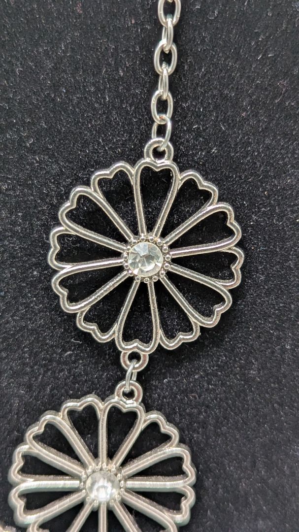 Paparazzi Silver Faux-Gemstone Flower Necklace Set