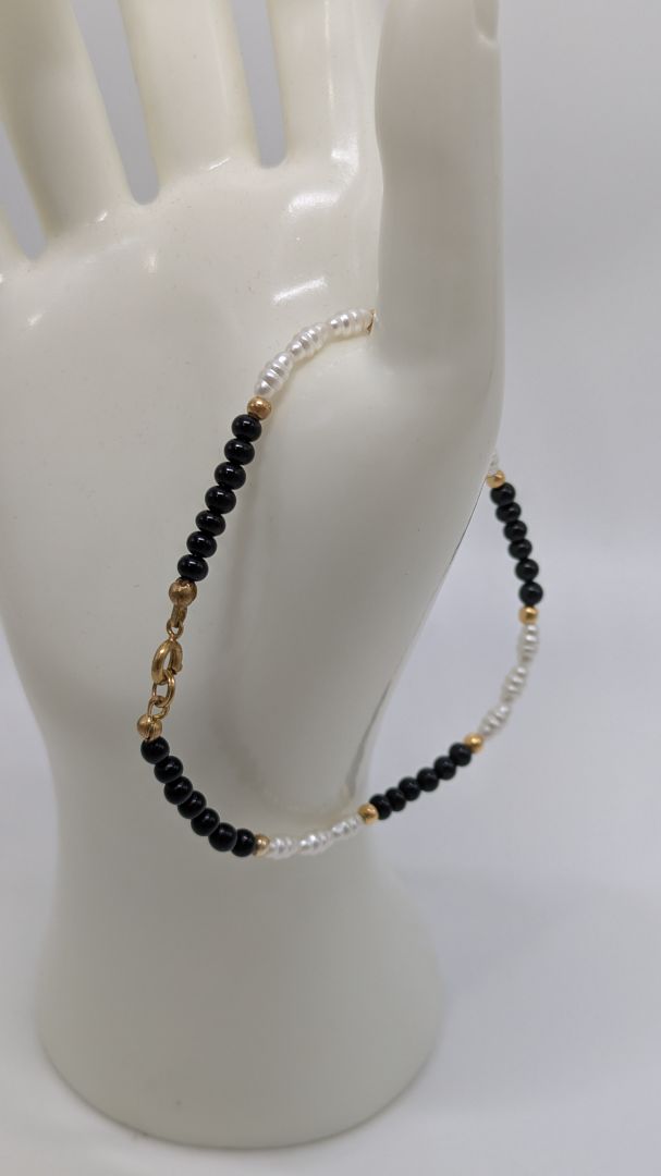 Black/Ivory/Gold Spring Clasp Beaded Bracelet
