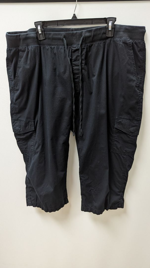 St. John's Bay Black Cropped Cargo Pants