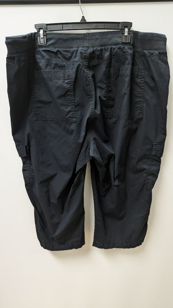 St. John's Bay Black Cropped Cargo Pants